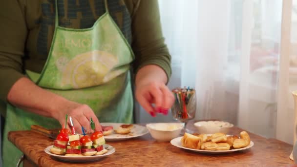 Cuisine Maison Une Femme Âgée Prépare Petits Sandwichs Partir Différents — Video