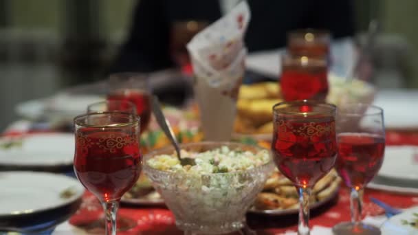 Masakan Asia Tangan Seorang Wanita Meletakkan Gelas Dengan Minuman Depan — Stok Video