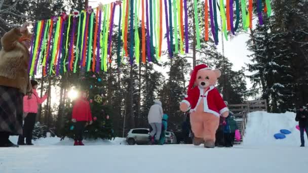 Berdsk Ryssland Januari 2022 Helgsäsong Teddybjörn Jultomtedräkt Leker Med Barn — Stockvideo