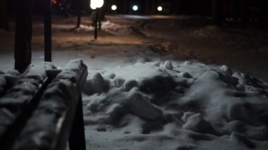 Soyutlama, mevsimler. Sibirya 'da. Kış gecesinde parlayan küresel fenerlerin olduğu ıssız bir sokak. Çeviriyorum. Elle tutulur.