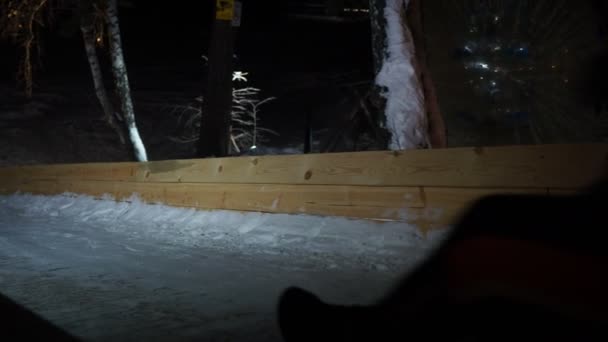 Tatil Sezonu Nsanlar Geceleri Şişme Dairedeki Buz Kaymasından Yüksek Hızda — Stok video