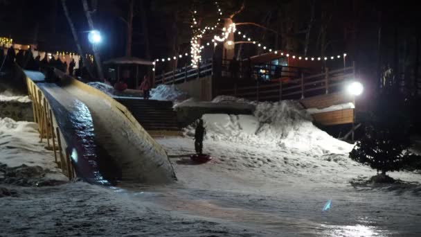 Temporada Vacaciones Gente Mueve Abajo Alta Velocidad Noche Tobogán Hielo — Vídeo de stock