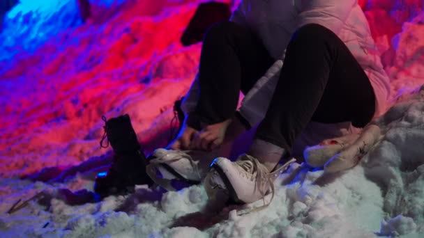 Παγοδρόμιο Περίοδος Διακοπών Κορίτσι Ξαπλωμένο Στο Χιόνι Φωτισμένο Από Χρωματιστά — Αρχείο Βίντεο