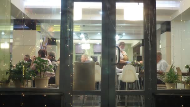 Berdsk Russia January 2022 Night City Lighted Window Cafe Waitress — Vídeo de Stock