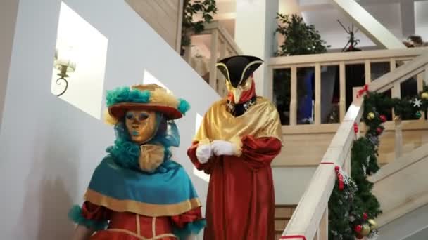 Χορός Φιγούρες Μάσκες Και Πολύχρωμα Ρούχα Κατεβαίνουν Τις Σκάλες Κράτημα — Αρχείο Βίντεο