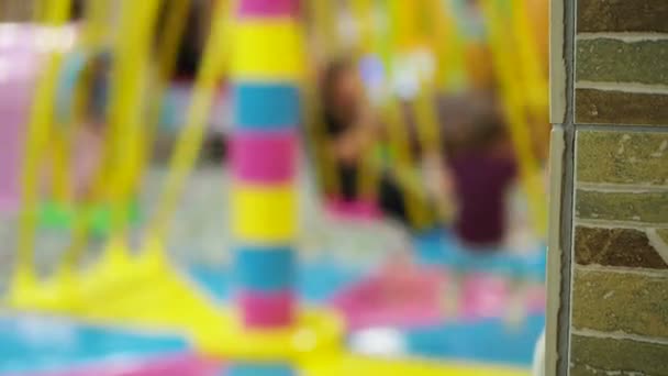 Развлечения Дети Катаются Красочной Карусели Детской Площадке Игр Фокусе — стоковое видео