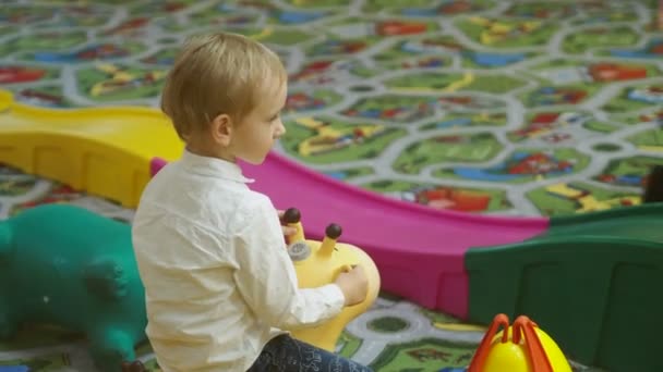 Barn Liten Pojke Sitter Uppblåsbar Leksak Lekrummet Handhållen Sibirien — Stockvideo