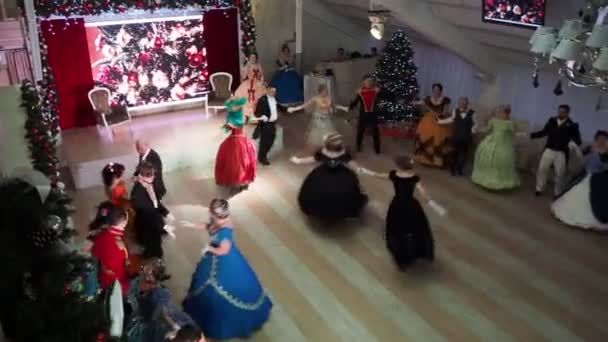 Novosibirsk Rusland Januari 2022 Kerstbal Dansers Prachtige Balzaal Outfits Dansen — Stockvideo