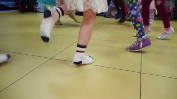 Dětské Hry Nohy Dětí Tančících Festivalu Barevných Šatech Kamera Pohybuje Videoklip