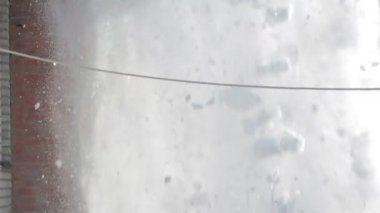 Kar yağıyor. Evin çatısından büyük bir miktar kar yağar. Ağır çekim. Sibirya.