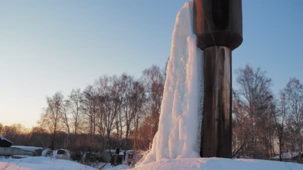 Zásoba Vody Zmrzlý Vodopád Vodní Věže Lokalitě Sibiř Ruka Přidržována — Stock video