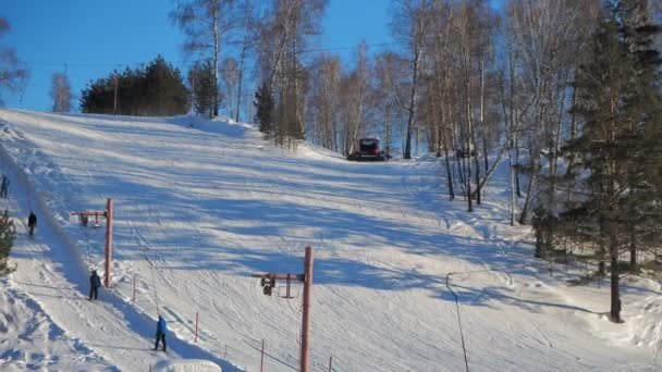 Novosibirsk Ρωσία Φεβρουάριος 2022 Downhill Σκι Χειμερινά Σπορ Άνθρωποι Σκαρφαλώνουν Πλάνα Αρχείου