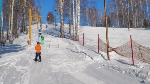 Nowosibirsk Russland Februar 2022 Skifahren Wintersport Menschen Klettern Mit Einem — Stockvideo