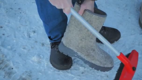 Χειμερινά Παπούτσια Ένας Άνδρας Καθαρίζει Παπούτσια Τσόχας Τσόχινες Μπότες Ένα Royalty Free Βίντεο Αρχείου