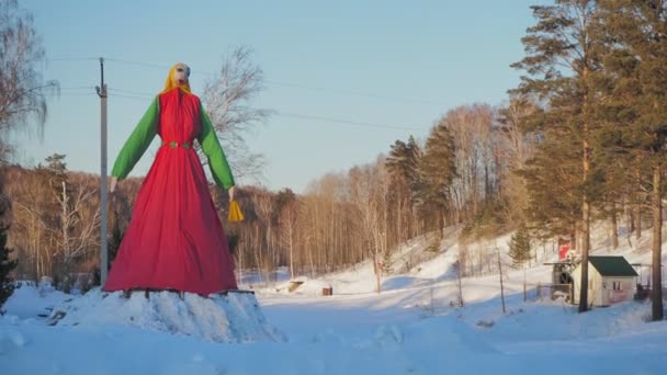 Maslenitsa Vakantie Een Enorme Figuur Die Winter Symboliseert Bedoeld Branden — Stockvideo