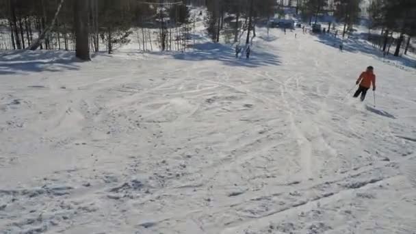 Σκι Ένα Κορίτσι Πάει Για Σκι Κατάβασης Μια Ηλιόλουστη Μέρα Βίντεο Αρχείου