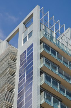 gökdelen üzerinde güneş panelleri