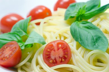 Domates ve fesleğenli spagetti.