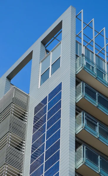 Solar panels on skyscraper — Stock Photo, Image