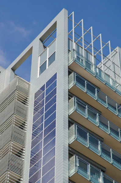 Solar panels on skyscraper — Stock Photo, Image