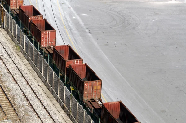 Trenes de mercancías en una estación de tren — Foto de Stock