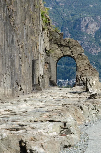 Roman Gaul Road and its arch — Stock Photo, Image