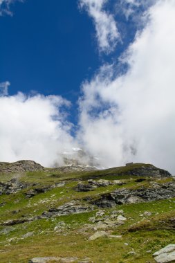 Dağlarda yürüyüş.