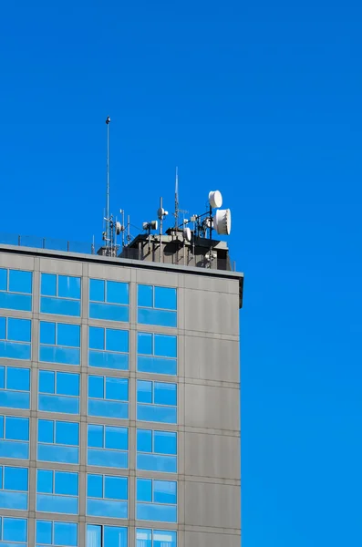 无线电系统在屋顶上的办公楼 — 图库照片