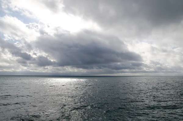 Havet, himlen och molnen — Stockfoto