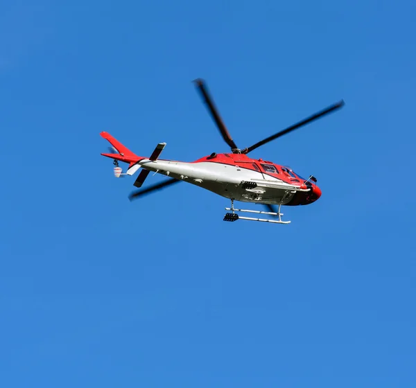 Helikopter under flygning — Stockfoto