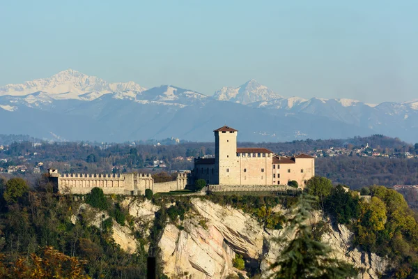 Rocca bormeo angera — Stockfoto