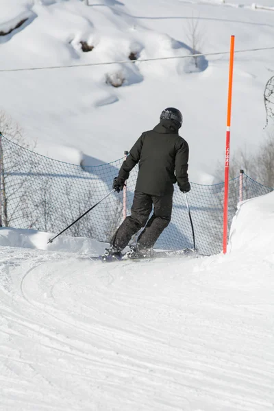 Esquiador com equipamento de segurança — Fotografia de Stock