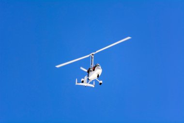 Gökyüzündeki helikopter