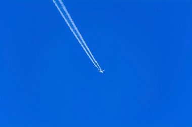 Gökyüzünde uçan bir uçak