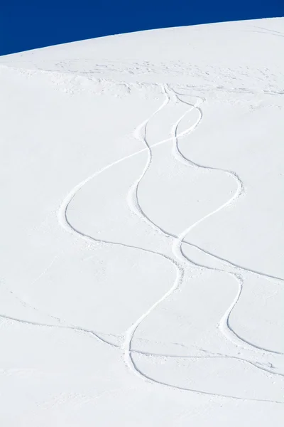 Следы лыжного альпинизма — стоковое фото