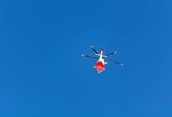 直升机在天空中 — 图库照片