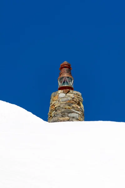 Torre in montagne innevate — Foto Stock