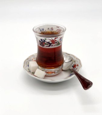 Geleneksel Türk bardağında, şekerli siyah çay. Ulusal gelenekler konsepti