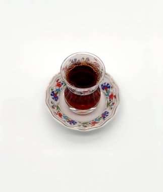 Geleneksel Türk bardağında siyah çay. Ulusal gelenekler konsepti