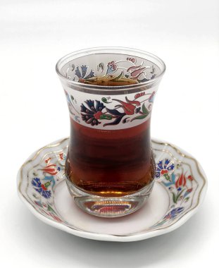 Geleneksel Türk bardağında siyah çay. Ulusal gelenekler konsepti