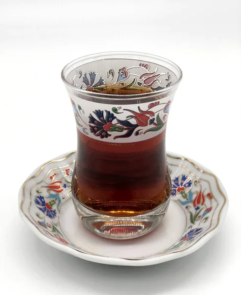 Geleneksel Türk bardağında siyah çay. Ulusal gelenekler konsepti