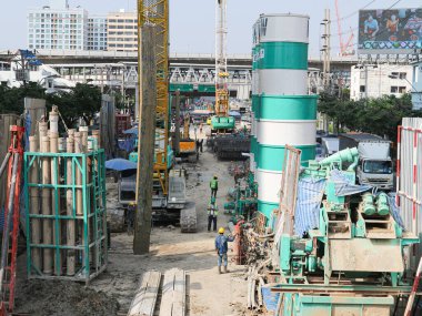 BANGKOK, THAILAND-4 Aralık 2019: Bangkok, Tayland 'da şehir karayolu ve trafik sıkışıklığının ortasında altgeçit tünel geliştirme projesi için birçok ekipman ve işçiyle birlikte çalışan inşaat alanı.