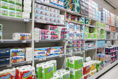 BANGKOK, THAILAND - 4 Nisan 2020: Bangkok, Tayland 'da süpermarkette satılmak üzere raflarda bulunan birçok marka ve çeşitli türde hijyenik kağıt peçete ve çok amaçlı doku ruloları.