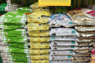 BANGKOK, THAILAND-APRIL 16, 2020: çeşitli Tayland markalarında öğütülmüş yasemin pirinci, paket başına 5 kg ağırlığında, süpermarkette satılık..