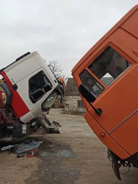 Een Rode Vrachtwagen Staat Geparkeerd Weg — Stockfoto