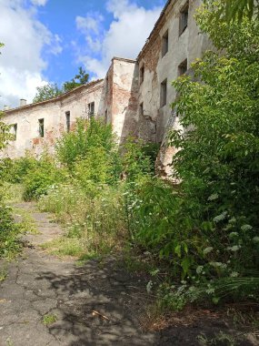 Şehirde terk edilmiş eski bir ev.