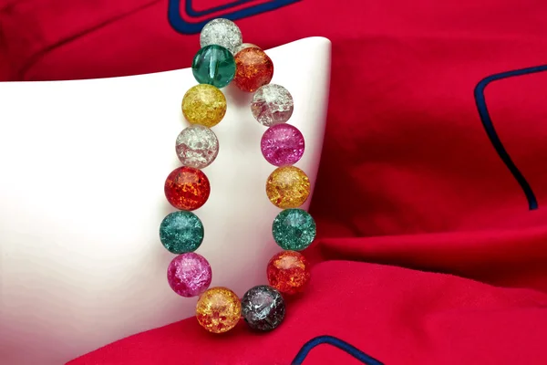 Perles multicolores sur fond rouge — Photo