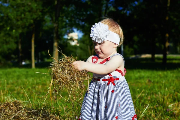 Kleines Mädchen mit einem Strohhalm — Stockfoto