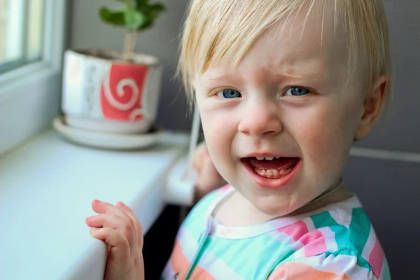 Liten blond flicka gråter — Stockfoto