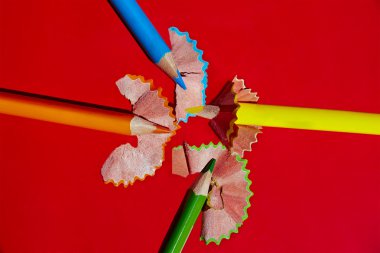 renkli kalemler ve talaş bilenmiş